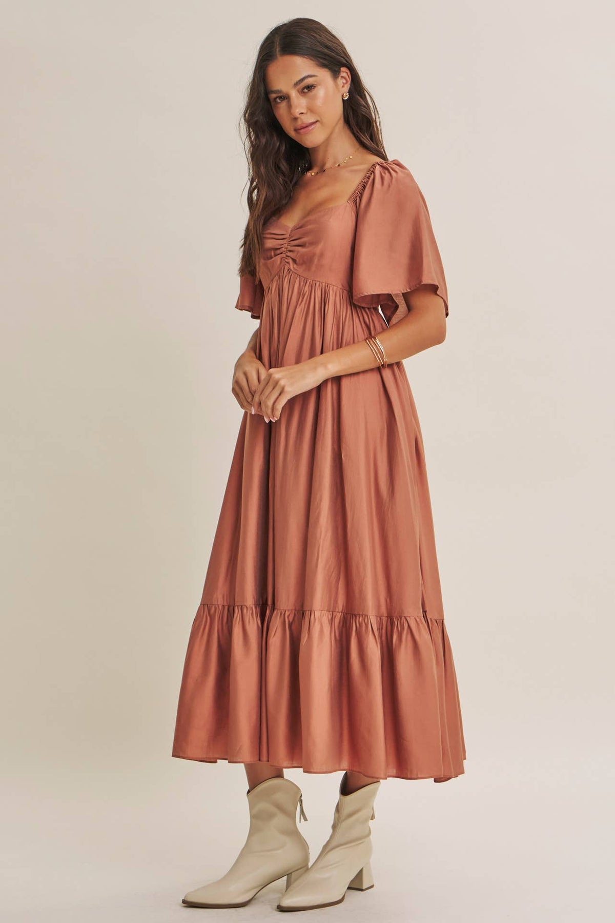 WHISPERING WILLOW FLATTERING SWEETHEART SMOCKED MIDI DRESS