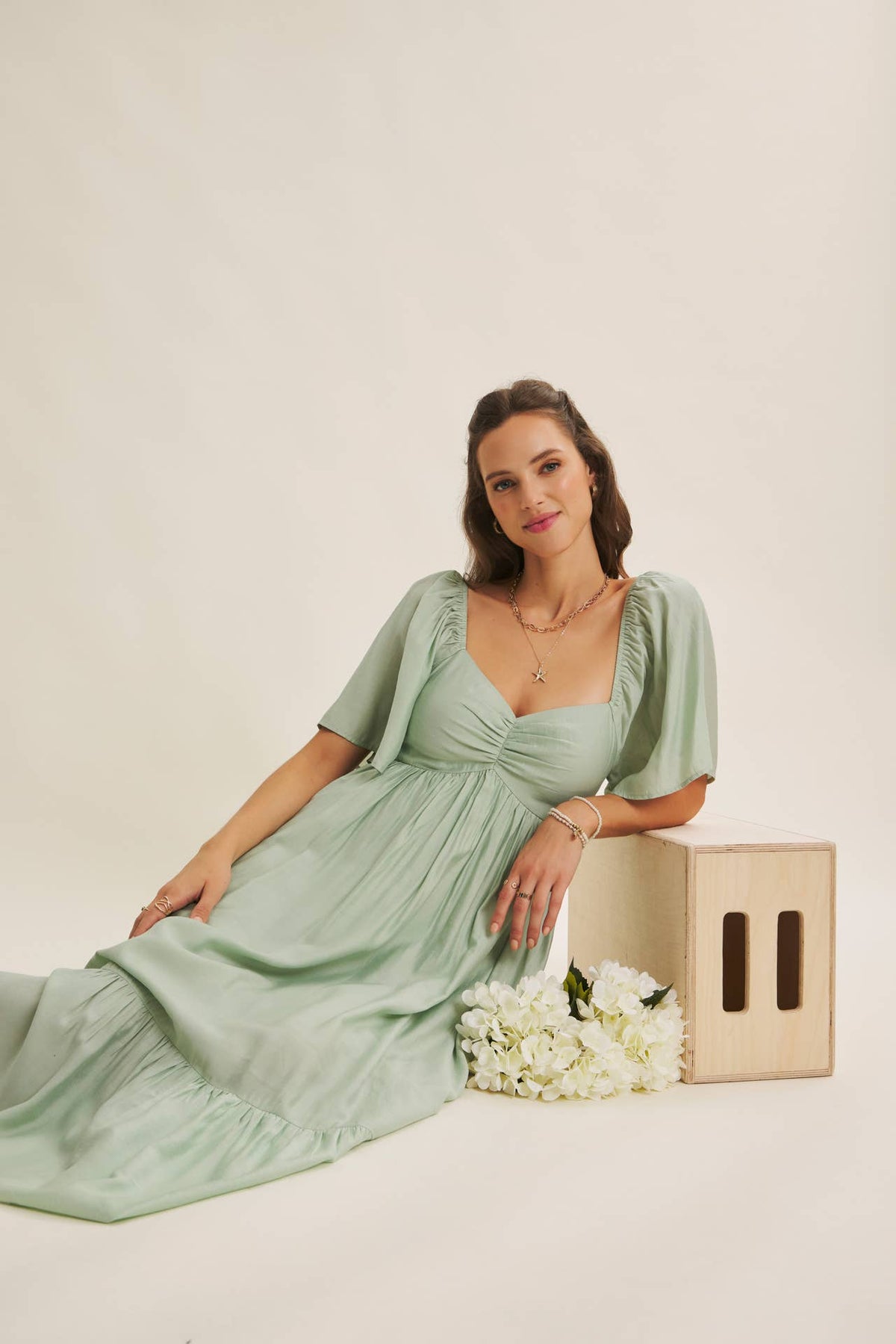 WHISPERING WILLOW FLATTERING SWEETHEART SMOCKED MIDI DRESS