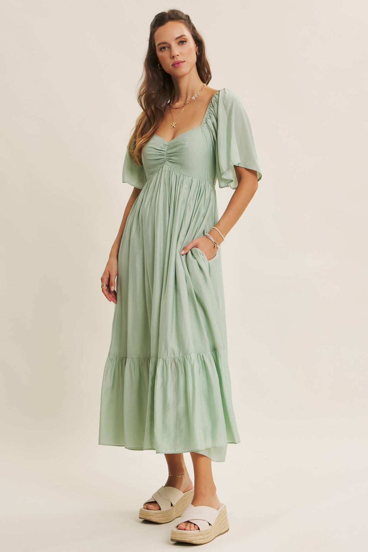 WHISPERING WILLOW FLATTERING SWEETHEART SMOCKED MIDI DRESS
