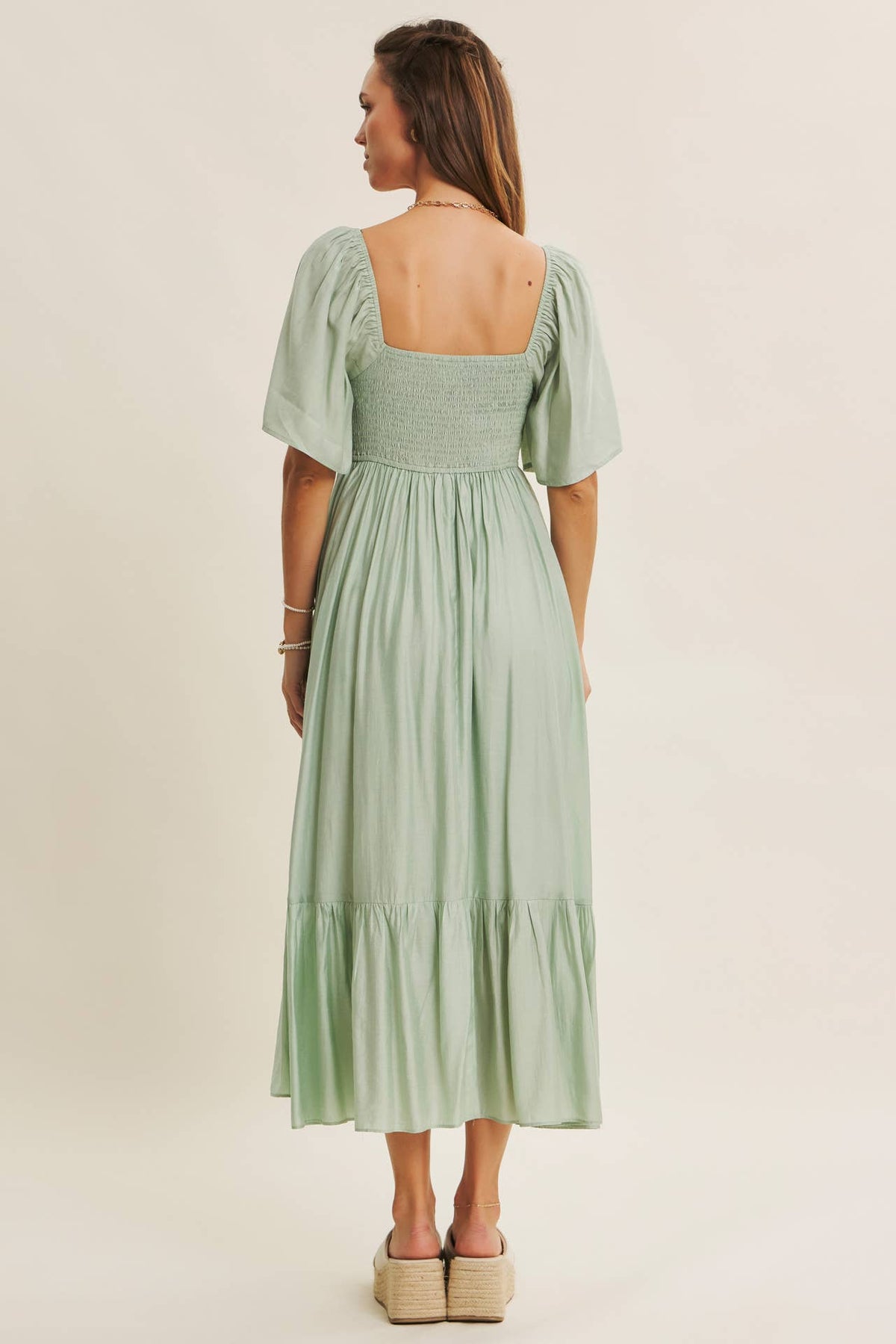 WHISPERING WILLOW FLATTERING SWEETHEART SMOCKED MIDI DRESS