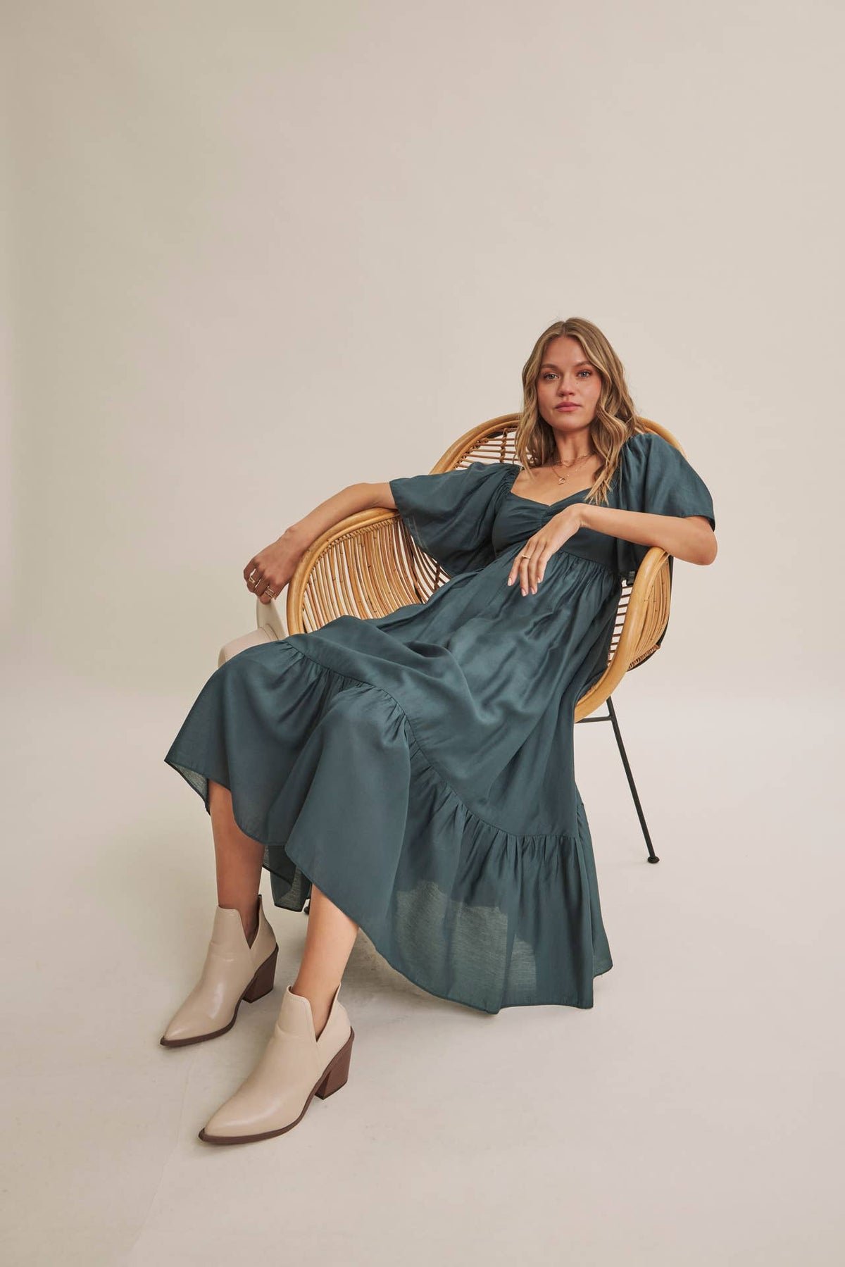 WHISPERING WILLOW FLATTERING SWEETHEART SMOCKED MIDI DRESS