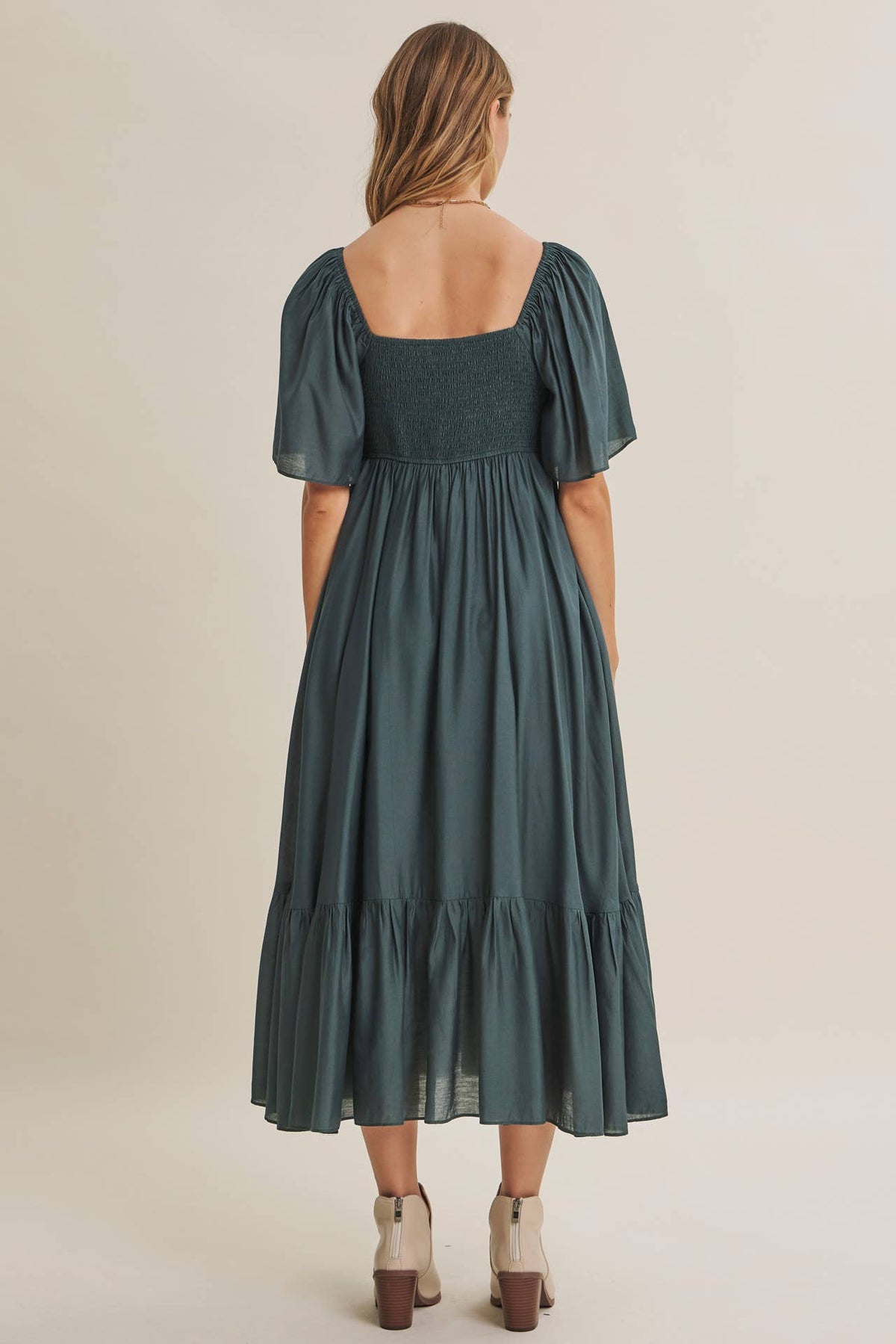 WHISPERING WILLOW FLATTERING SWEETHEART SMOCKED MIDI DRESS